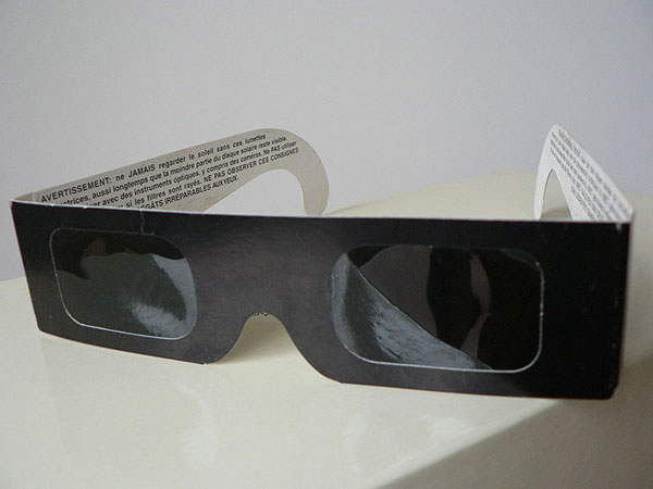 It is dangerous to look at the sun during a partial eclipse, so make sure you have solar eclipse glasses with a designated ISO 12312-2 international standard. | Photo courtesy of <a href="https://commons.wikimedia.org/wiki/File:Eclipsbrilletje.JPG" target="_blank">Bree~commonswiki, Creative Commons</a>