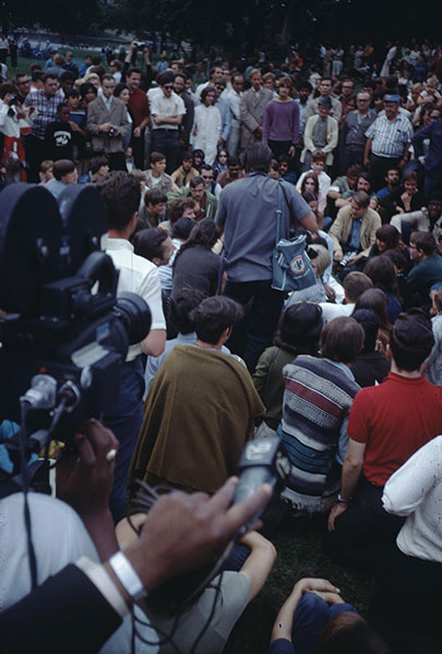 Demonstrators in Lincoln Park in Chicago 1968. | Photo by Victor Albert Grigas, <a href="https://tinyurl.com/yd9ku825" target="_blank" rel="noopener">Creative Commons</a>
